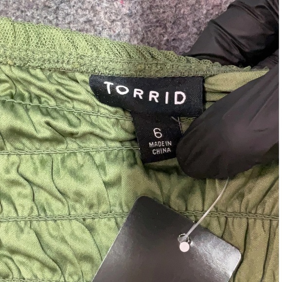 Torrid Dot Mesh Square Neck Smocked Crop Top in Olivine NEW 6X - Picture 5 of 6